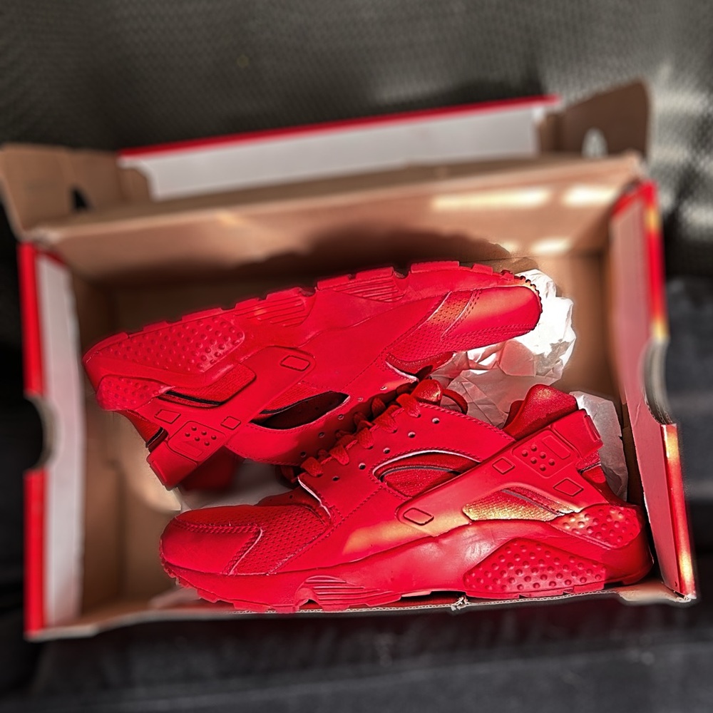 Straight from my CLOSET! Nike Huaraches!! All Red 🍒 size 7Y good condition!